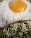 Pasta con salsa verde y huevo frito🇵🇪