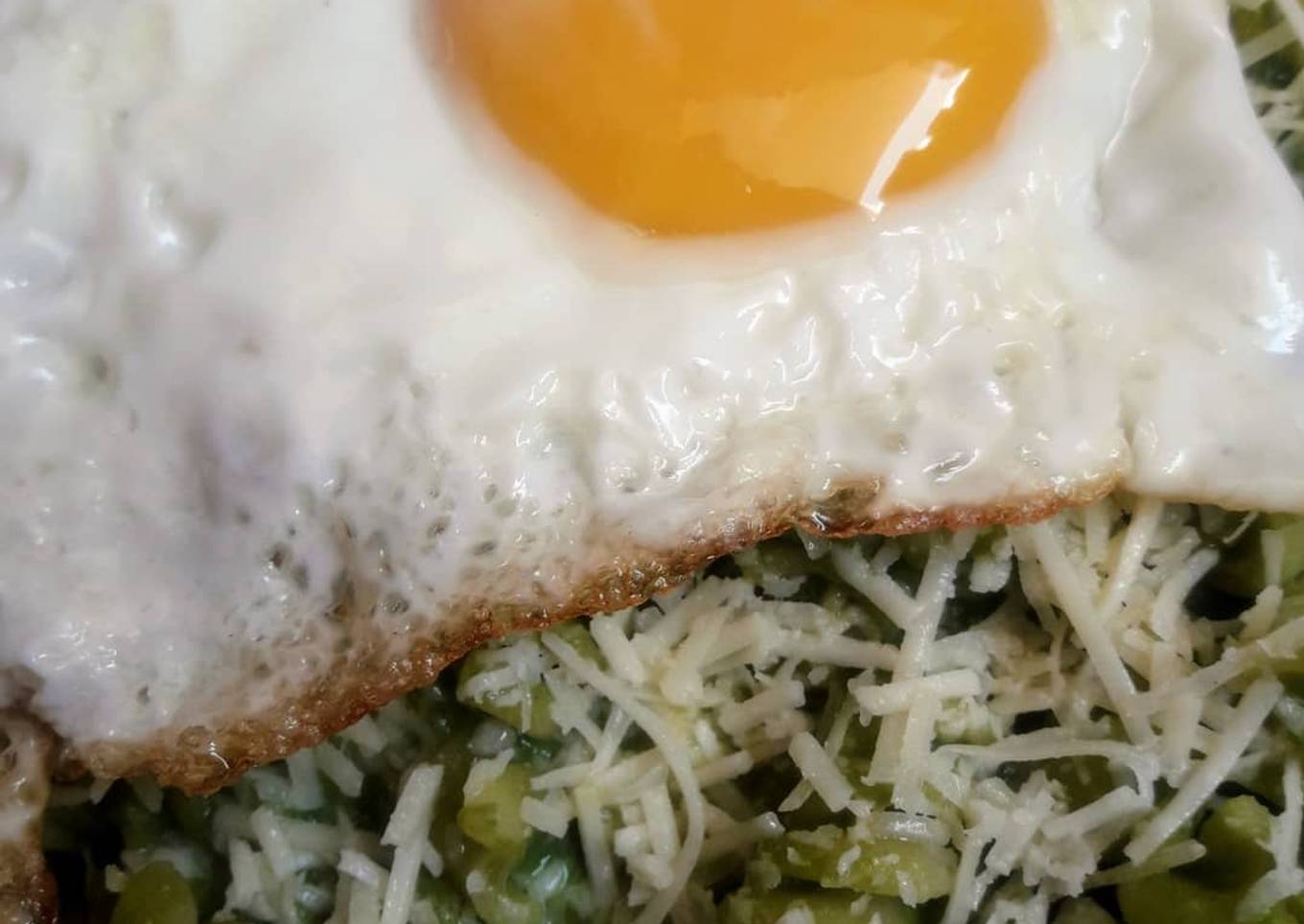 Pasta con salsa verde y huevo frito🇵🇪