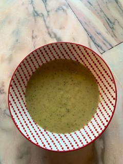 Una foto de Crema de calabacín, champiñones y boniato asado