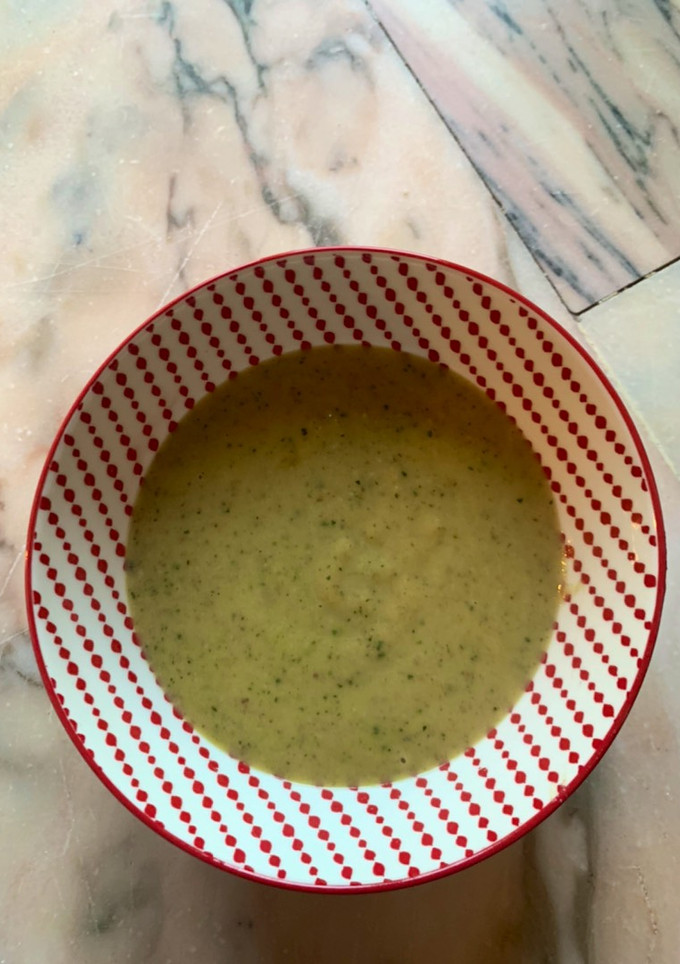 Una foto de Crema de calabacín, champiñones y boniato asado