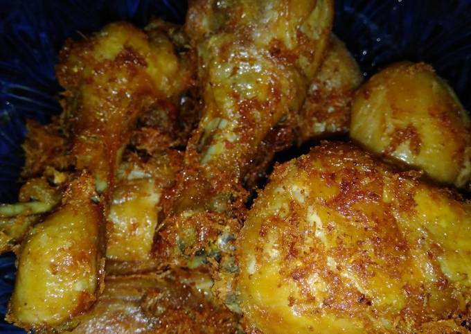 Ayam goreng serundeng kelapa