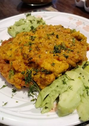 Una foto de Filete de róbalo en cama de hash brown bañado en mi salsa básica