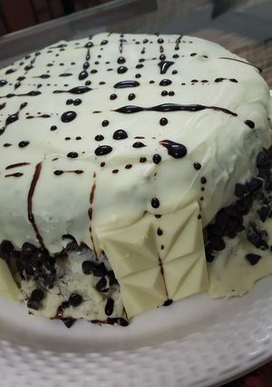 A picture of White chocolate cake.