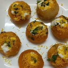 દહીં રગડા પૂરી (Dahi Ragda Poori Recipe In Gujarati) রেসিপির প্রধান ছবি