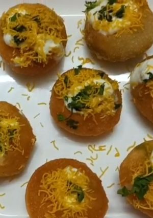 દહીં રગડા પૂરી (Dahi Ragda Poori Recipe In Gujarati) રેસીપી મુખ્ય ફોટો