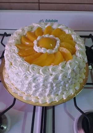 Una foto de Torta de crema y duraznos