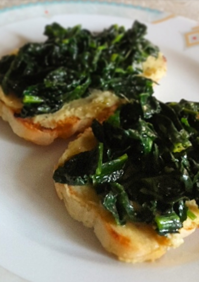 Una foto de Crostini kale y garbanzos