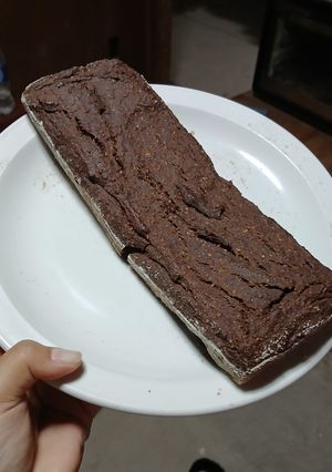 Una foto de Budín Tortita de Banana y Chocolate SIN HARINA 🍌🍫