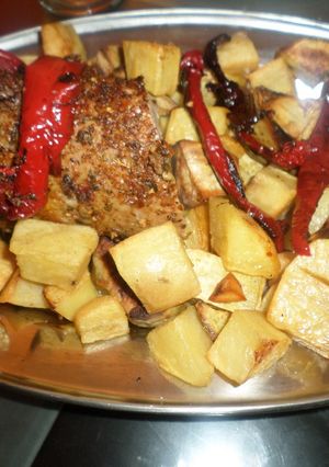 Una foto de Peceto al horno con papas y batatas
