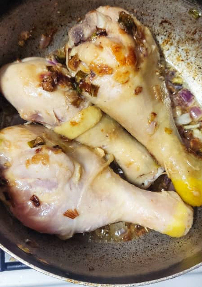 Una foto de ¡¡Pollo a la cazuela con salsa especiada !!