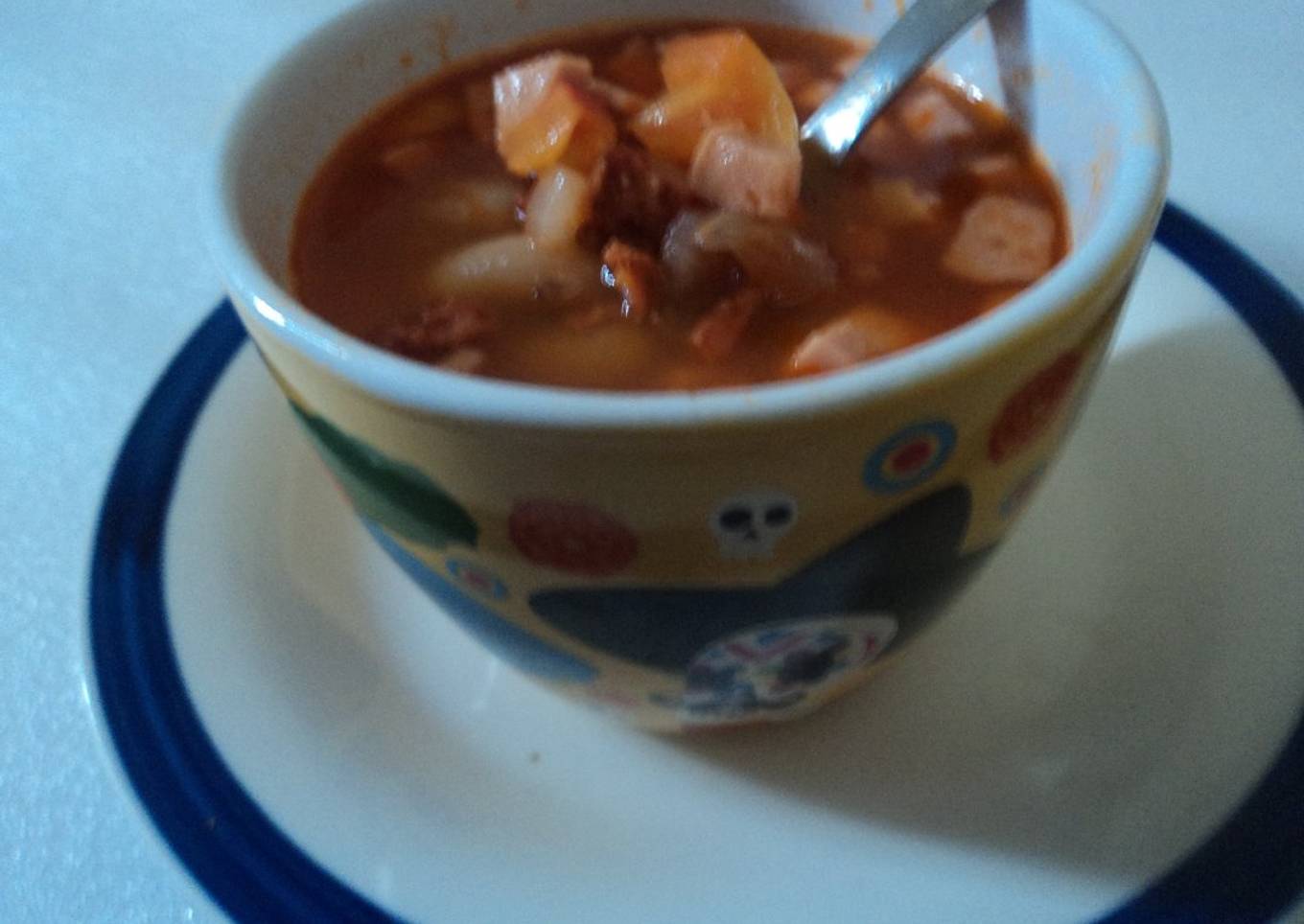 Frijoles con zapallo, jamón, chile habanero y cebolla en caldillo
