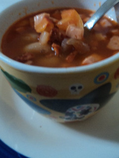 Una foto de Frijoles con zapallo, jamón, chile habanero y cebolla en caldillo