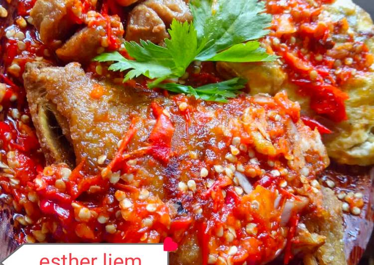 Cara Menyiapkan Ayam Goreng Kuning Sambel Bawang yang Menggugah Selera