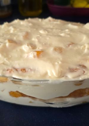Una foto de Tarta de bizcochos con fruta