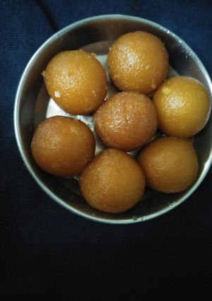 A picture of Gulab jamun.