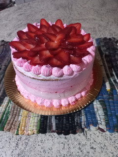 Una foto de Torta de vainilla con crema chantilly y frutillas 🍓