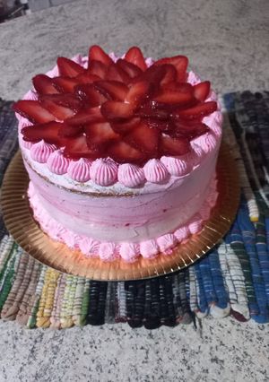 Una foto de Torta de vainilla con crema chantilly y frutillas 🍓