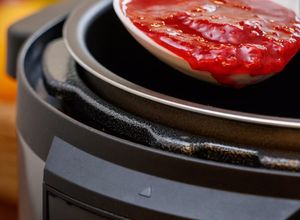 Una foto de Confitura de frutos rojos en olla a presión Electrolux