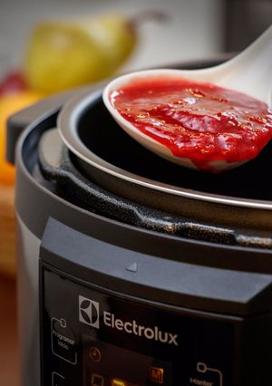 Una foto de Confitura de frutos rojos en olla a presión Electrolux