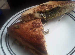 Una foto de Sándwich caliente de espinacas y cebollas caramelizadas con queso🌰🍞🧀🥪🥪