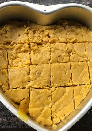 बेसन कि मिठाई (besan ki mithai recipe in Hindi) रेसिपी मुख्य फोटो