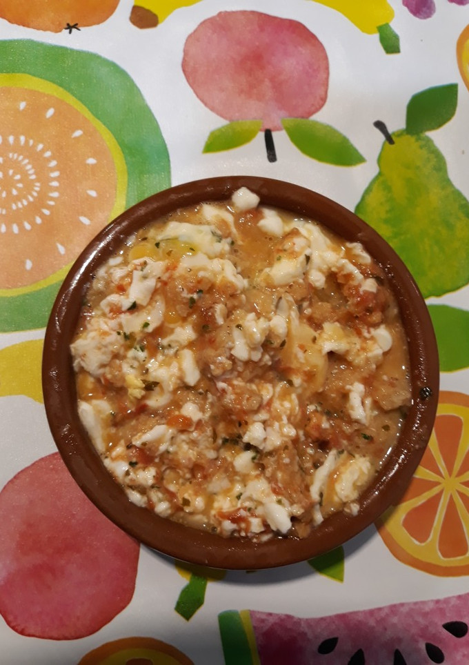 Una foto de Migas rápidas de huevo con tomate