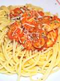 Esparguete com gambas em molho de tomate