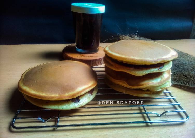 Dorayaki stroberi coklat
