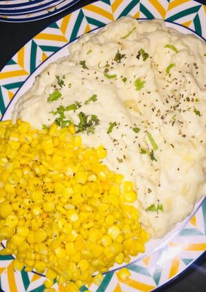 A picture of White sauce pasta with garlic corns.