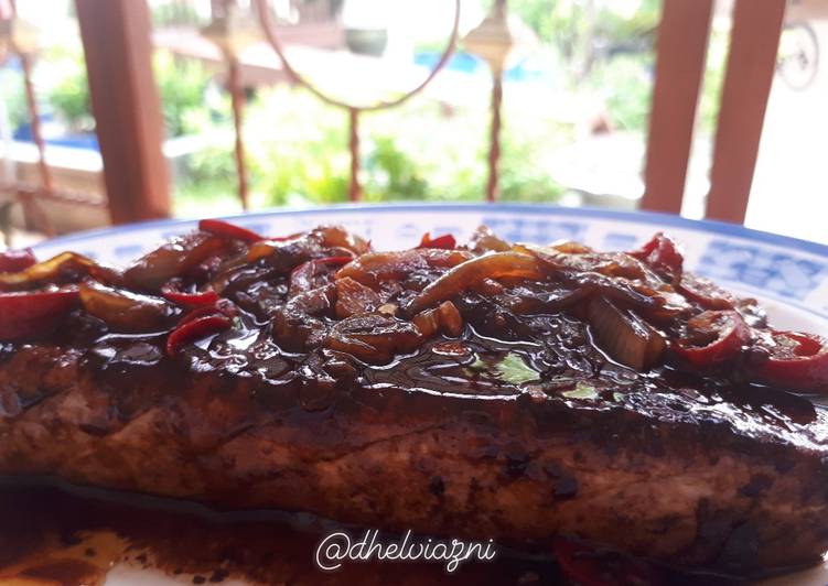 Bagaimana Menyiapkan Grilled tuna black pepper sauce, Enak Banget