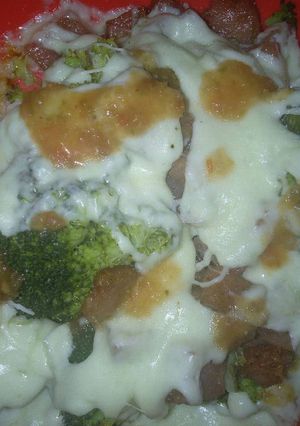 Una foto de Brócoli con jamón y queso gratinado