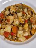 Salteado de chocos, mejillones y langostinos