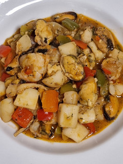 Una foto de Salteado de chocos, mejillones y langostinos