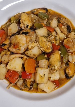 Una foto de Salteado de chocos, mejillones y langostinos