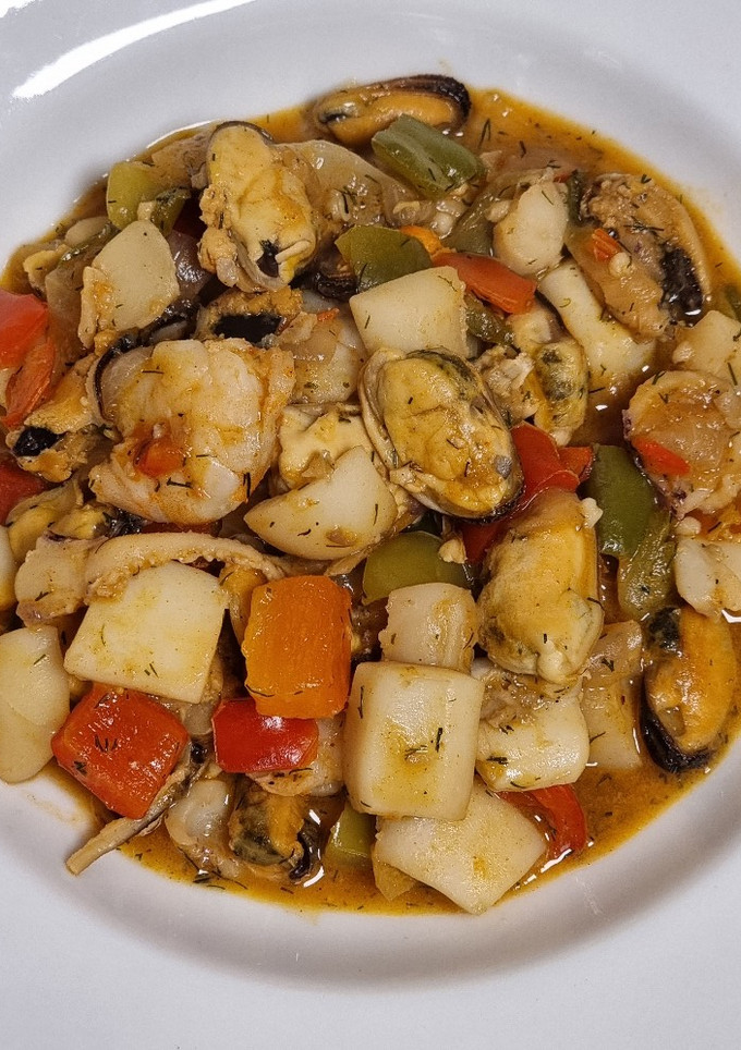 Una foto de Salteado de chocos, mejillones y langostinos
