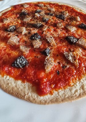 Una foto de Pizza Mix 2 colores al toque de siracha