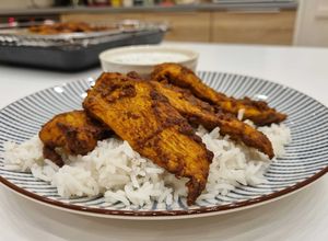 Tandoori csirkemell, basmati rizzsel és mentás-joghurtos mártogatóssal recept fotója