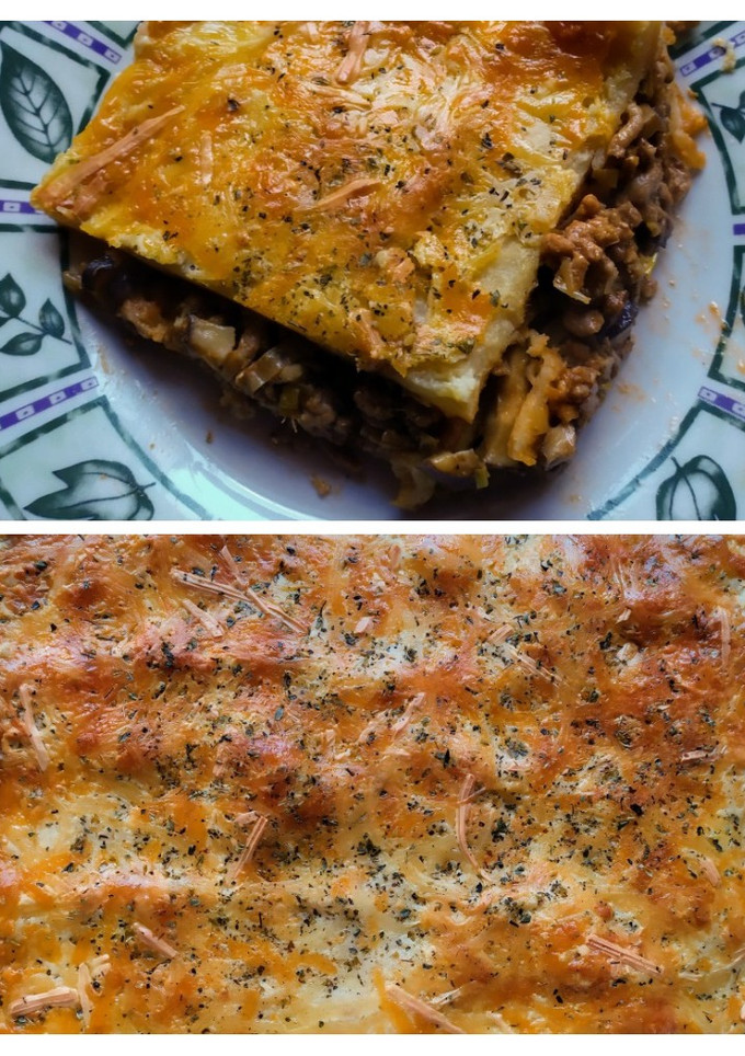 Una foto de Lasaña de puerros, setas shiitake, ajo negro, carne