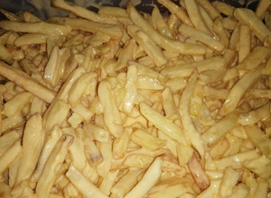 Una foto de Papas fritas con salsa cheddar