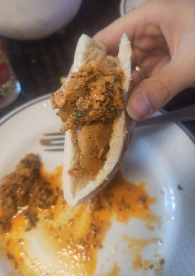 Una foto de Relleno de pan de pita. Pollo al estilo gyros