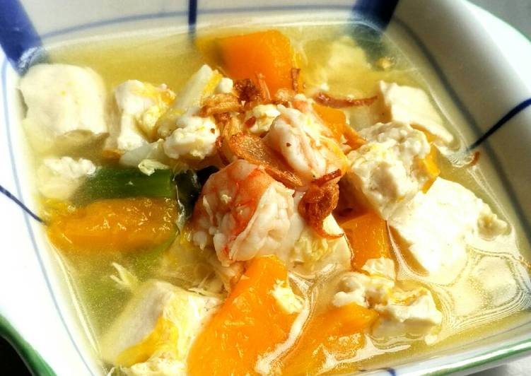 Langkah Mudah untuk Menyiapkan Sup udang labu kuning (untuk balita) yang Lezat Sekali