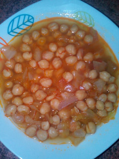 Una foto de Potaje de garbanzos con col blanca y pringa