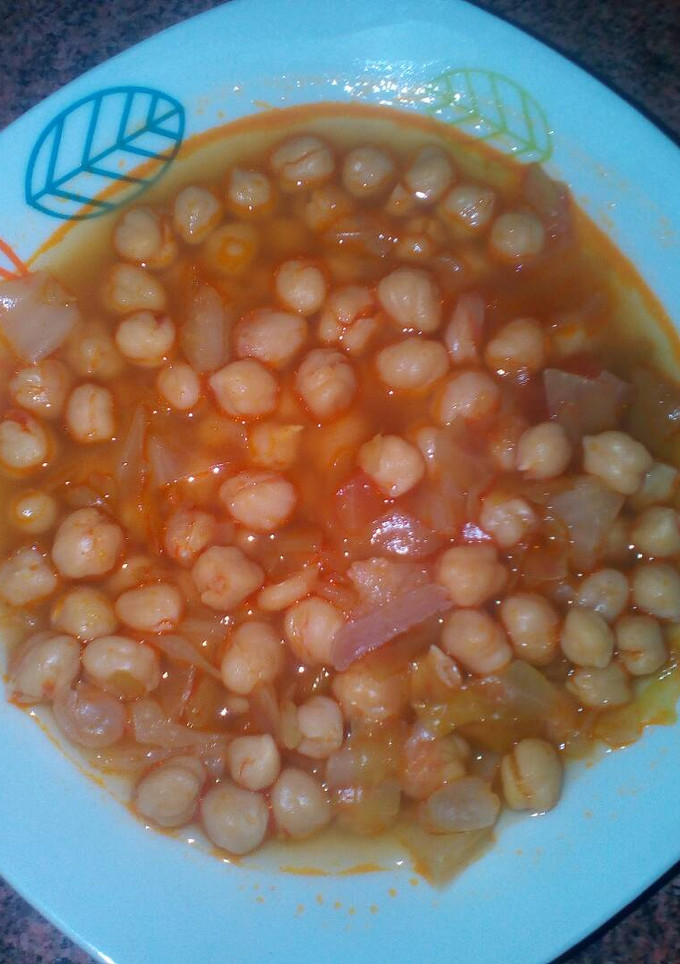 Una foto de Potaje de garbanzos con col blanca y pringa