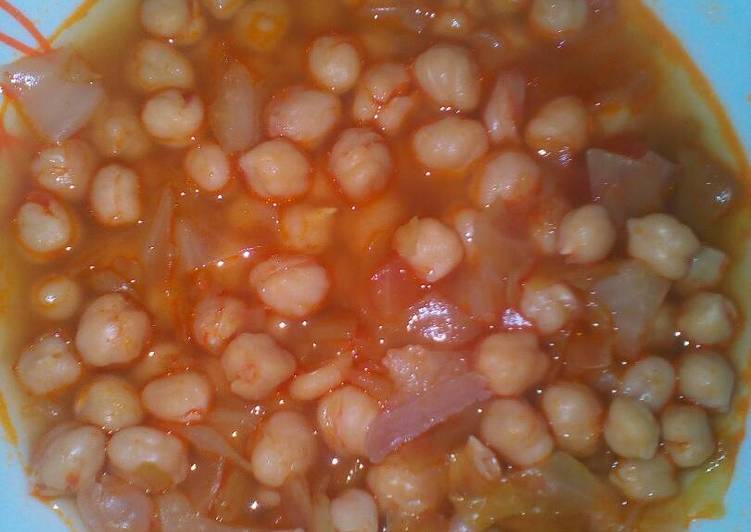Potaje de garbanzos con col blanca y pringa
