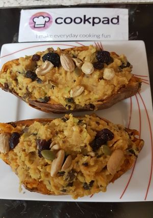 A picture of My Chic pea, and black bean Stuffed Sweet Potato. 😁.