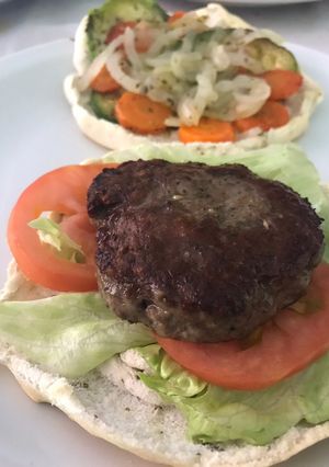 Una foto de Hamburguesa con vegetales en pan de claras 🤪