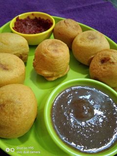 લસણિયા બટેટાવડા (Lasaniya Bateta vada Recipe in Gujarati) રેસીપી મુખ્ય ફોટો