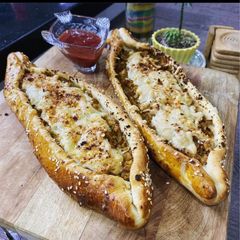 A picture of Turkish Pide.