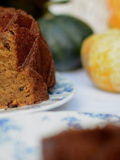 Una foto de Bundt cake de calabaza y plátano macho maduro
