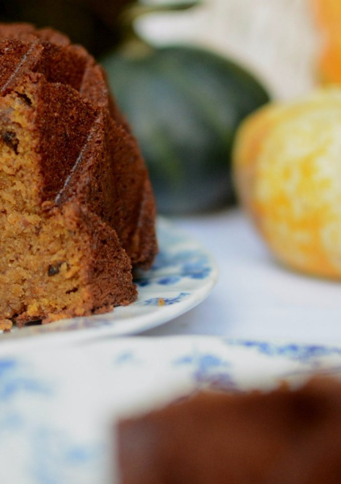 Una foto de Bundt cake de calabaza y plátano macho maduro